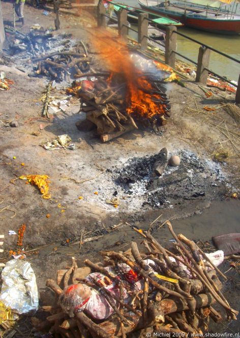 India2009-091103-120327IST_MIC-India-Uttar_Pradesh-Varanasi-Ganges_river-Manikarnika_burning_Ghat-taboo-cremation_largev.jpg